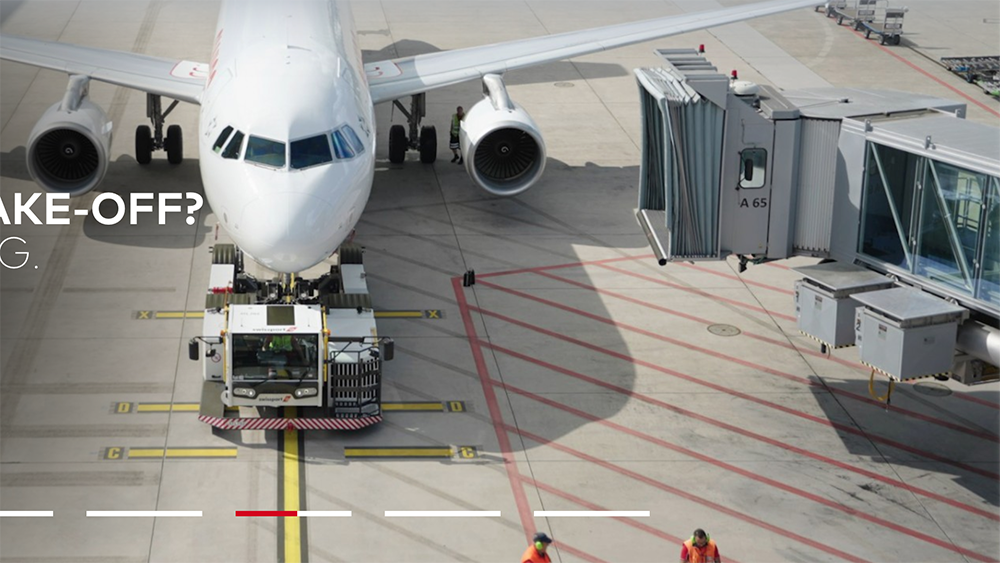 機場行李等了一個多小時，旅客乾脆爬輸送帶進入內部被拍個正著 - 電腦王阿達