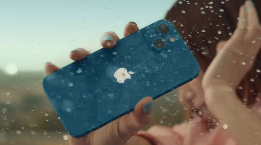 Apple 以兩段宣傳影片展示 iPhone 13 系列的防潑水與防摔特性 - 電腦王阿達 Apple 以兩段宣傳影片展示 iPhone 13 系列的防潑水與防摔特性 - 電腦王阿達