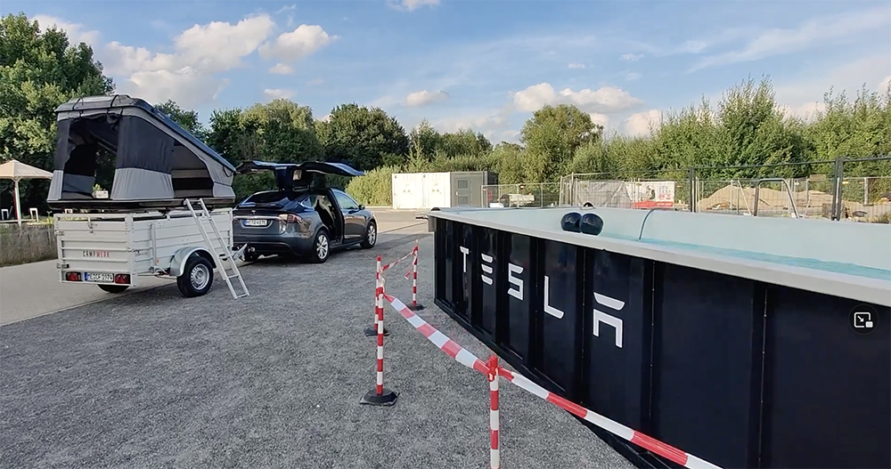 Tesla 超充站游泳池 Tesla 超充站游泳池