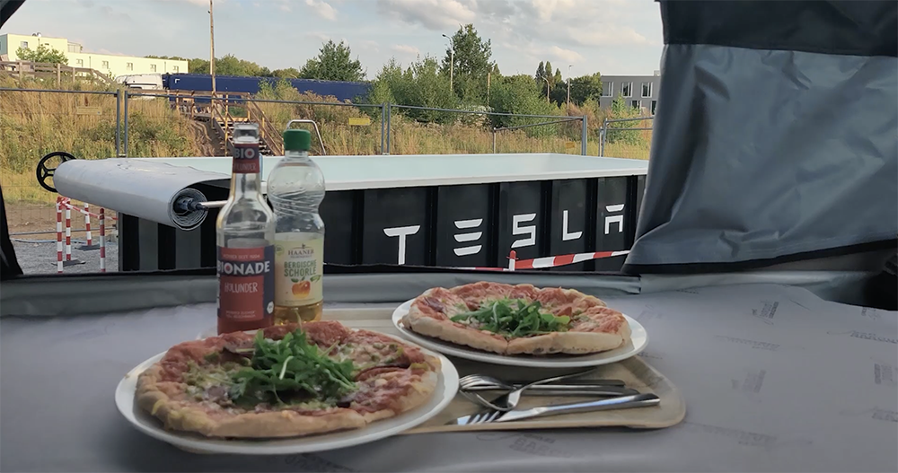 Tesla 在超充站旁邊蓋了個游泳池,等充電也能消消暑?(還能兼顧消防?) - 電腦王阿達 Tesla 在超充站旁邊蓋了個游泳池,等充電也能消消暑?(還能兼顧消防?) - 電腦王阿達