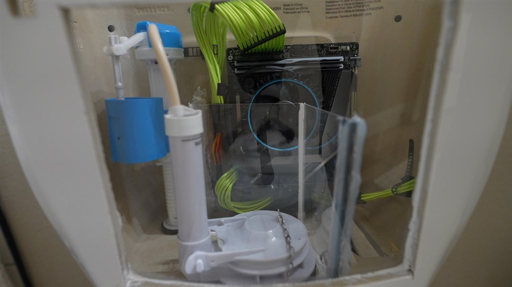 超狂 YouTuber 將馬桶改造成一台可沖水也可玩遊戲的電競 PC - 電腦王阿達 超狂 YouTuber 將馬桶改造成一台可沖水也可玩遊戲的電競 PC - 電腦王阿達