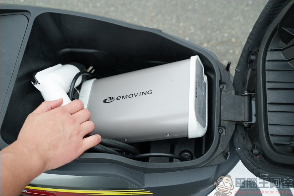 eMOVING 勁炫125 智能電車實測,更智能、更省力的電動機車,智慧到還能自動幫你立中柱,智能感爆表的電動機車 - 電腦王阿達 eMOVING 勁炫125 智能電車實測,更智能、更省力的電動機車,智慧到還能自動幫你立中柱,智能感爆表的電動機車 - 電腦王阿達