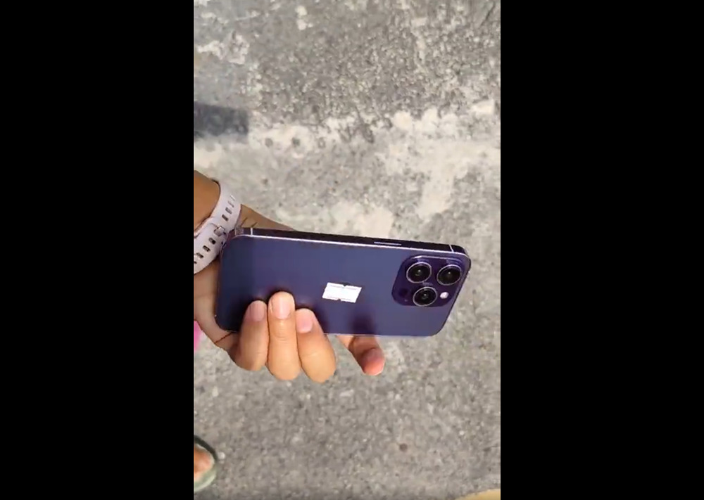 傳聞中 iPhone 14 Pro 新的藍 + 紫配色模型機影片現身,特殊角度才會看到紫色 - 電腦王阿達 傳聞中 iPhone 14 Pro 新的藍 + 紫配色模型機影片現身,特殊角度才會看到紫色 - 電腦王阿達