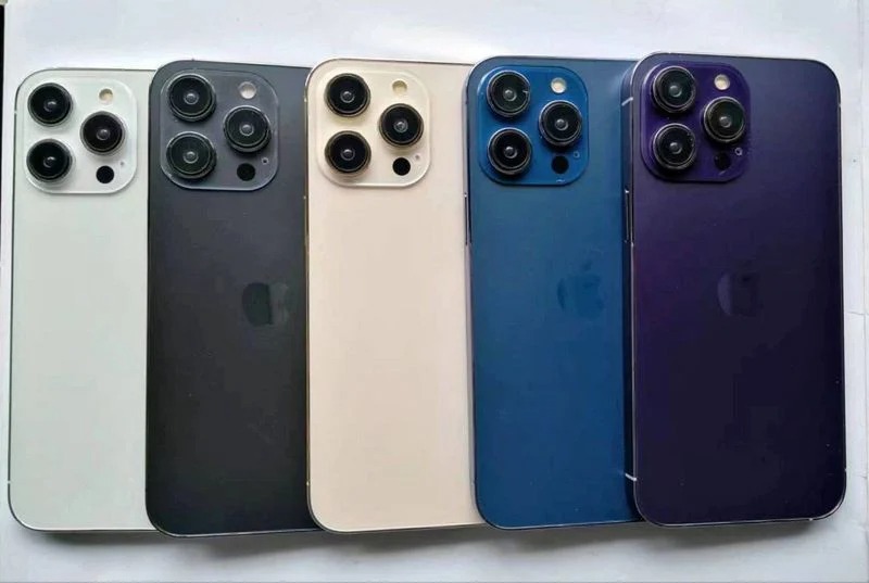 傳聞中 iPhone 14 Pro 新的藍 + 紫配色模型機影片現身，特殊角度才會看到紫色 - 電腦王阿達