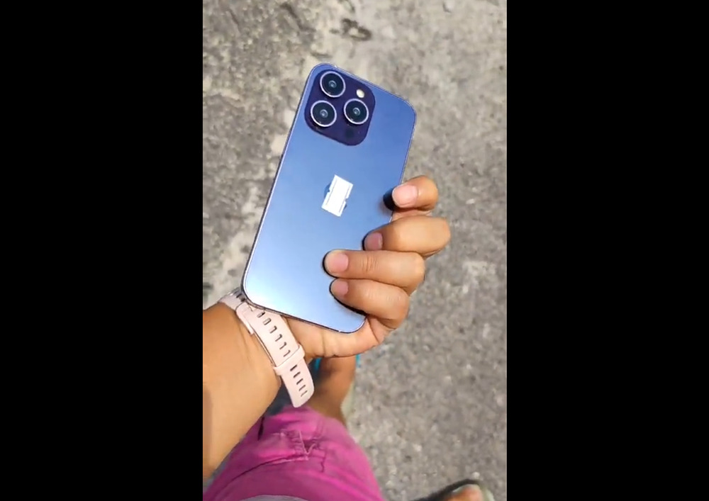 傳聞中 iPhone 14 Pro 新的藍 + 紫配色模型機影片現身,特殊角度才會看到紫色 - 電腦王阿達 傳聞中 iPhone 14 Pro 新的藍 + 紫配色模型機影片現身,特殊角度才會看到紫色 - 電腦王阿達