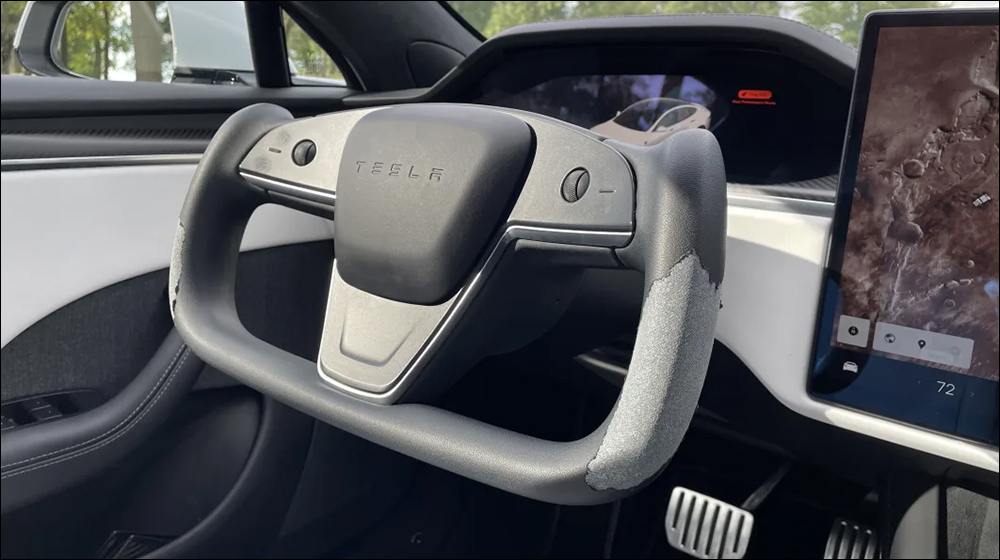 特斯拉 Model S 租賃車在行駛 1.9 萬英里後, Yoke 方向盤嚴重脫皮、內裝嚴重污損 - 電腦王阿達 特斯拉 Model S 租賃車在行駛 1.9 萬英里後, Yoke 方向盤嚴重脫皮、內裝嚴重污損 - 電腦王阿達