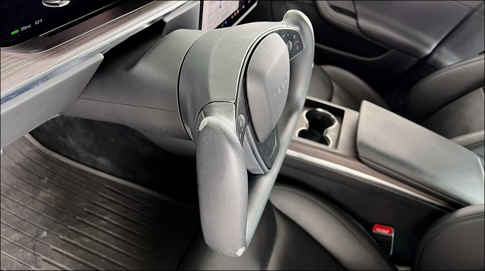 特斯拉 Model S 租賃車在行駛 1.9 萬英里後, Yoke 方向盤嚴重脫皮、內裝嚴重污損 - 電腦王阿達 特斯拉 Model S 租賃車在行駛 1.9 萬英里後, Yoke 方向盤嚴重脫皮、內裝嚴重污損 - 電腦王阿達