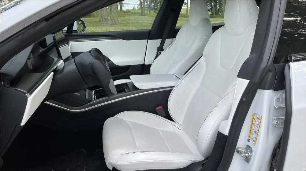 特斯拉 Model S 租賃車在行駛 1.9 萬英里後, Yoke 方向盤嚴重脫皮、內裝嚴重污損 - 電腦王阿達 特斯拉 Model S 租賃車在行駛 1.9 萬英里後, Yoke 方向盤嚴重脫皮、內裝嚴重污損 - 電腦王阿達