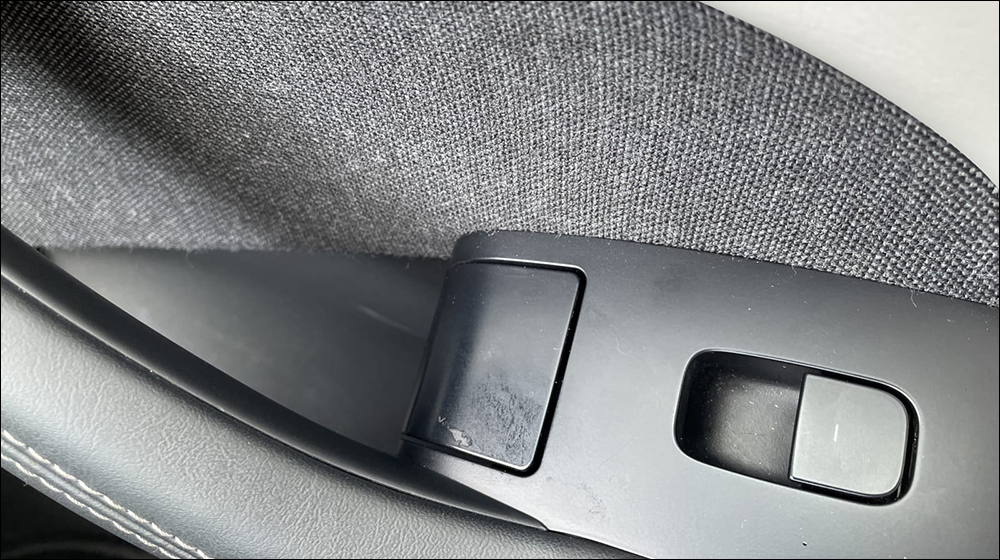 特斯拉 Model S 租賃車在行駛 1.9 萬英里後, Yoke 方向盤嚴重脫皮、內裝嚴重污損 - 電腦王阿達 特斯拉 Model S 租賃車在行駛 1.9 萬英里後, Yoke 方向盤嚴重脫皮、內裝嚴重污損 - 電腦王阿達