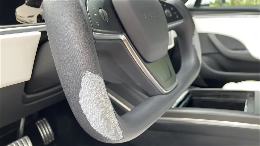 特斯拉 Model S 租賃車在行駛 1.9 萬英里後， Yoke 方向盤嚴重脫皮、內裝嚴重污損 - 電腦王阿達