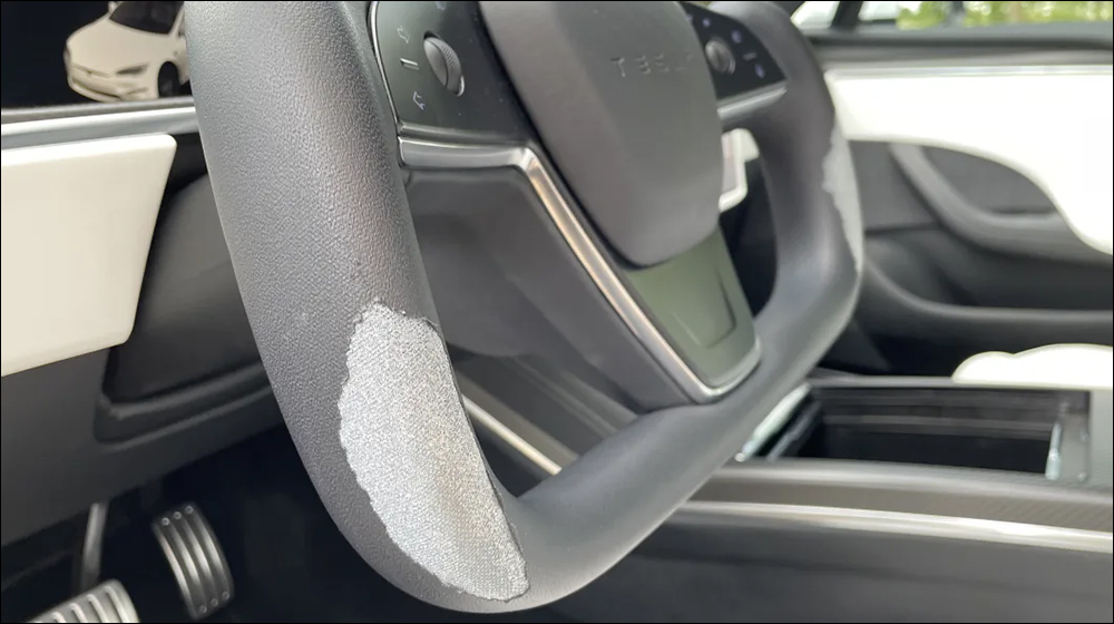特斯拉 Model S 租賃車在行駛 1.9 萬英里後, Yoke 方向盤嚴重脫皮、內裝嚴重污損 - 電腦王阿達 特斯拉 Model S 租賃車在行駛 1.9 萬英里後, Yoke 方向盤嚴重脫皮、內裝嚴重污損 - 電腦王阿達