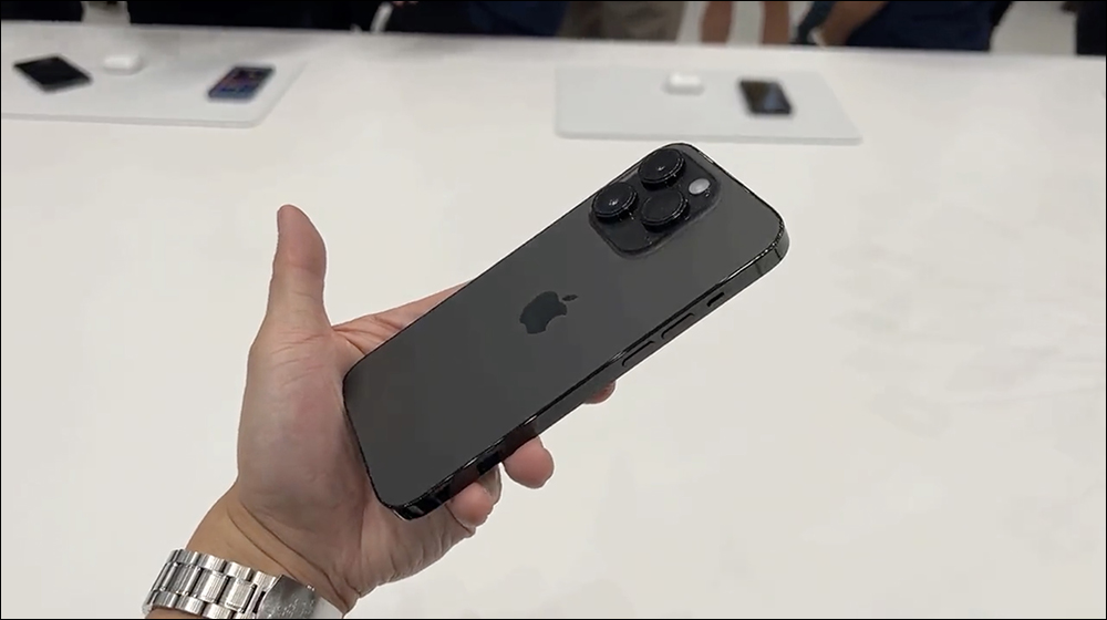 iPhone 14 Pro 與 iPhone 14 Pro Max 的全新「深紫色」、「太空黑色」實機搶先看 - 電腦王阿達 iPhone 14 Pro 與 iPhone 14 Pro Max 的全新「深紫色」、「太空黑色」實機搶先看 - 電腦王阿達