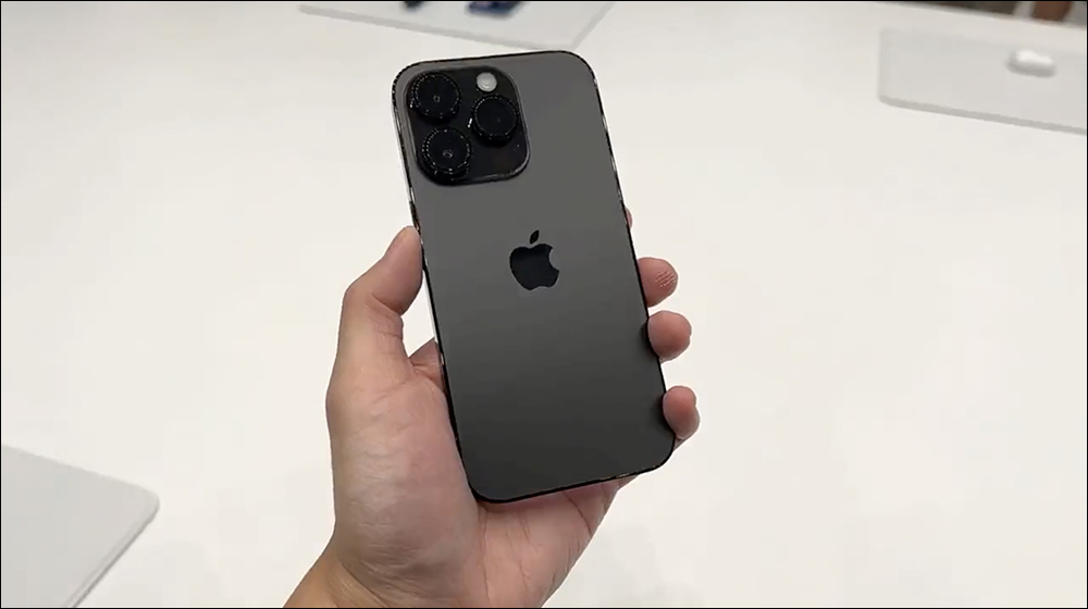 iPhone 14 Pro 與 iPhone 14 Pro Max 的全新「深紫色」、「太空黑色」實機搶先看 - 電腦王阿達 iPhone 14 Pro 與 iPhone 14 Pro Max 的全新「深紫色」、「太空黑色」實機搶先看 - 電腦王阿達