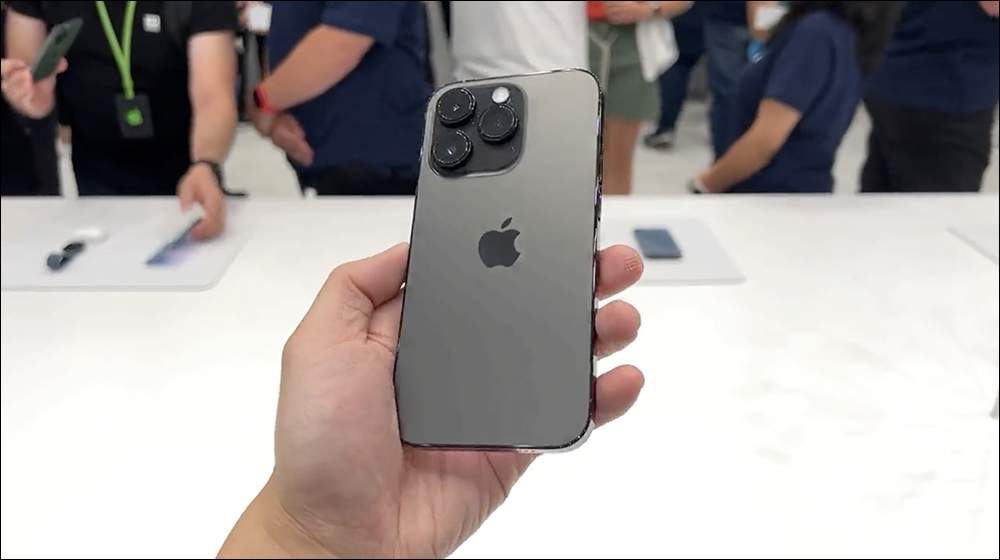 iPhone 14 Pro 與 iPhone 14 Pro Max 的全新「深紫色」、「太空黑色」實機搶先看 - 電腦王阿達 iPhone 14 Pro 與 iPhone 14 Pro Max 的全新「深紫色」、「太空黑色」實機搶先看 - 電腦王阿達