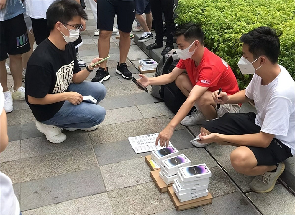 想靠 iPhone 14 發大財?中國黃牛訴苦 iPhone 14 得倒貼賣,有黃牛每天虧損數萬元 - 電腦王阿達 想靠 iPhone 14 發大財?中國黃牛訴苦 iPhone 14 得倒貼賣,有黃牛每天虧損數萬元 - 電腦王阿達