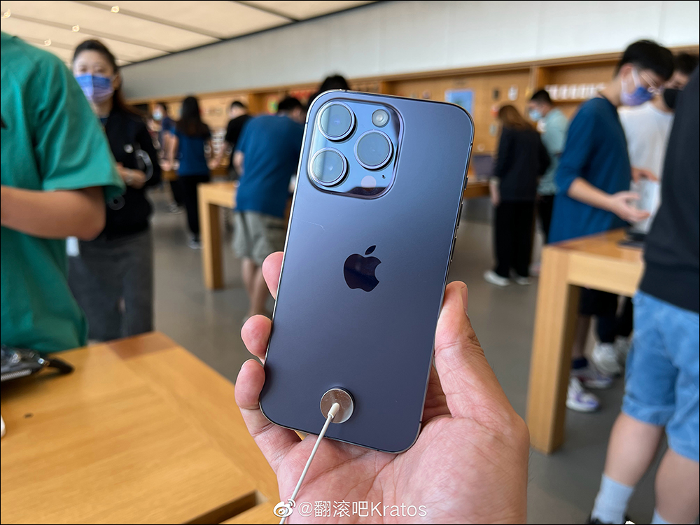 iPhone 14 Pro 傳出後蓋容易留下刮痕災情?許多展示機已有明顯傷痕 - 電腦王阿達 iPhone 14 Pro 傳出後蓋容易留下刮痕災情?許多展示機已有明顯傷痕 - 電腦王阿達