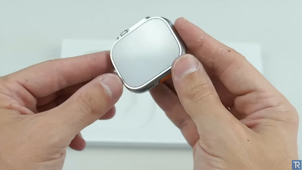 國外 YouTuber 用榔頭測試 Apple Watch Ultra 的耐用性,沒想到桌子先壞了 - 電腦王阿達 國外 YouTuber 用榔頭測試 Apple Watch Ultra 的耐用性,沒想到桌子先壞了 - 電腦王阿達