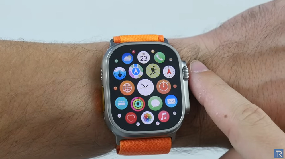 國外 YouTuber 用榔頭測試 Apple Watch Ultra 的耐用性，沒想到桌子先壞了 - 電腦王阿達