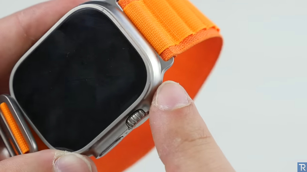 國外 YouTuber 用榔頭測試 Apple Watch Ultra 的耐用性,沒想到桌子先壞了 - 電腦王阿達 國外 YouTuber 用榔頭測試 Apple Watch Ultra 的耐用性,沒想到桌子先壞了 - 電腦王阿達