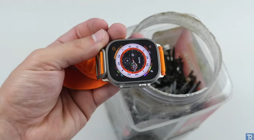國外 YouTuber 用榔頭測試 Apple Watch Ultra 的耐用性,沒想到桌子先壞了 - 電腦王阿達 國外 YouTuber 用榔頭測試 Apple Watch Ultra 的耐用性,沒想到桌子先壞了 - 電腦王阿達