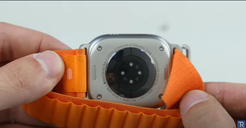 國外 YouTuber 用榔頭測試 Apple Watch Ultra 的耐用性,沒想到桌子先壞了 - 電腦王阿達 國外 YouTuber 用榔頭測試 Apple Watch Ultra 的耐用性,沒想到桌子先壞了 - 電腦王阿達