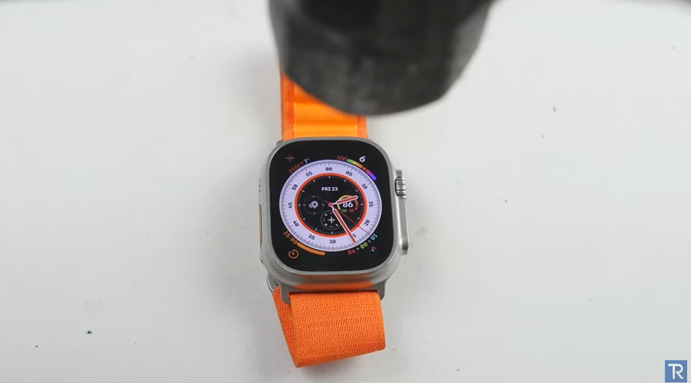 國外 YouTuber 用榔頭測試 Apple Watch Ultra 的耐用性，沒想到桌子先壞了 - 電腦王阿達