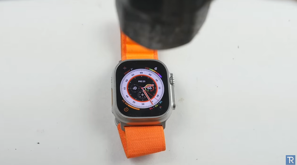 國外 YouTuber 用榔頭測試 Apple Watch Ultra 的耐用性,沒想到桌子先壞了 - 電腦王阿達 國外 YouTuber 用榔頭測試 Apple Watch Ultra 的耐用性,沒想到桌子先壞了 - 電腦王阿達