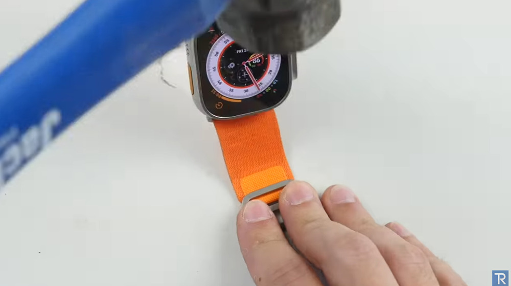 國外 YouTuber 用榔頭測試 Apple Watch Ultra 的耐用性,沒想到桌子先壞了 - 電腦王阿達 國外 YouTuber 用榔頭測試 Apple Watch Ultra 的耐用性,沒想到桌子先壞了 - 電腦王阿達