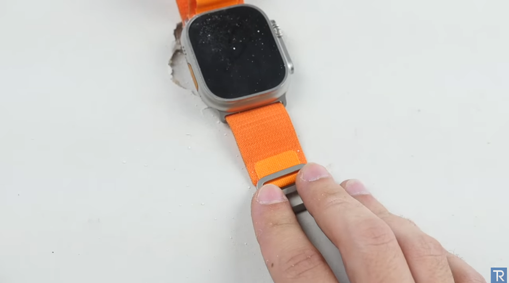 國外 YouTuber 用榔頭測試 Apple Watch Ultra 的耐用性,沒想到桌子先壞了 - 電腦王阿達 國外 YouTuber 用榔頭測試 Apple Watch Ultra 的耐用性,沒想到桌子先壞了 - 電腦王阿達
