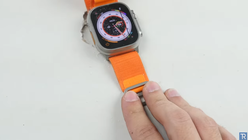 國外 YouTuber 用榔頭測試 Apple Watch Ultra 的耐用性,沒想到桌子先壞了 - 電腦王阿達 國外 YouTuber 用榔頭測試 Apple Watch Ultra 的耐用性,沒想到桌子先壞了 - 電腦王阿達