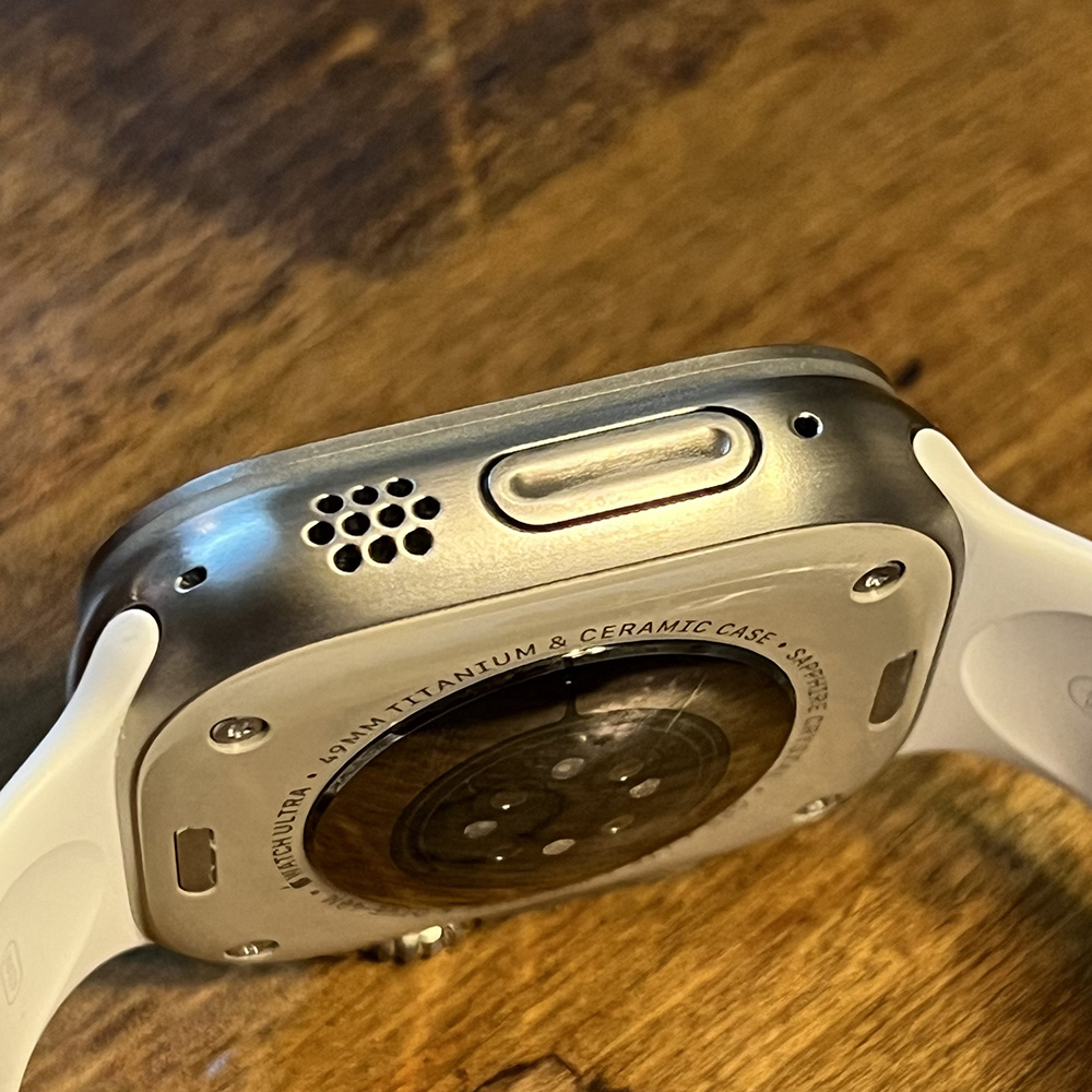 不喜歡 Apple Watch Ultra 的外觀設計？國外有人動手魔改，將橘色按鈕去除、並加上髮絲紋 - 電腦王阿達