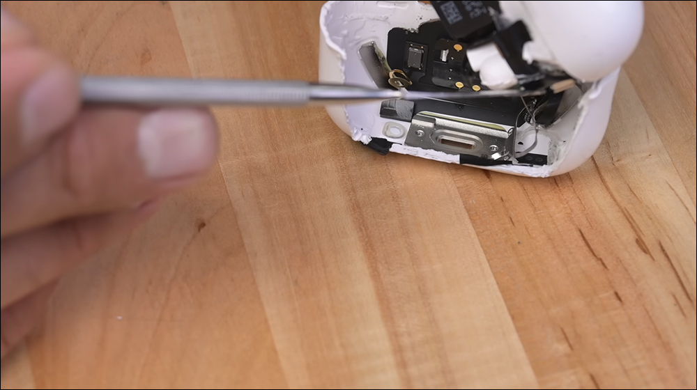 iFixit 拆解 AirPods Pro 2 耳機:幾乎無法修復 - 電腦王阿達 iFixit 拆解 AirPods Pro 2 耳機:幾乎無法修復 - 電腦王阿達