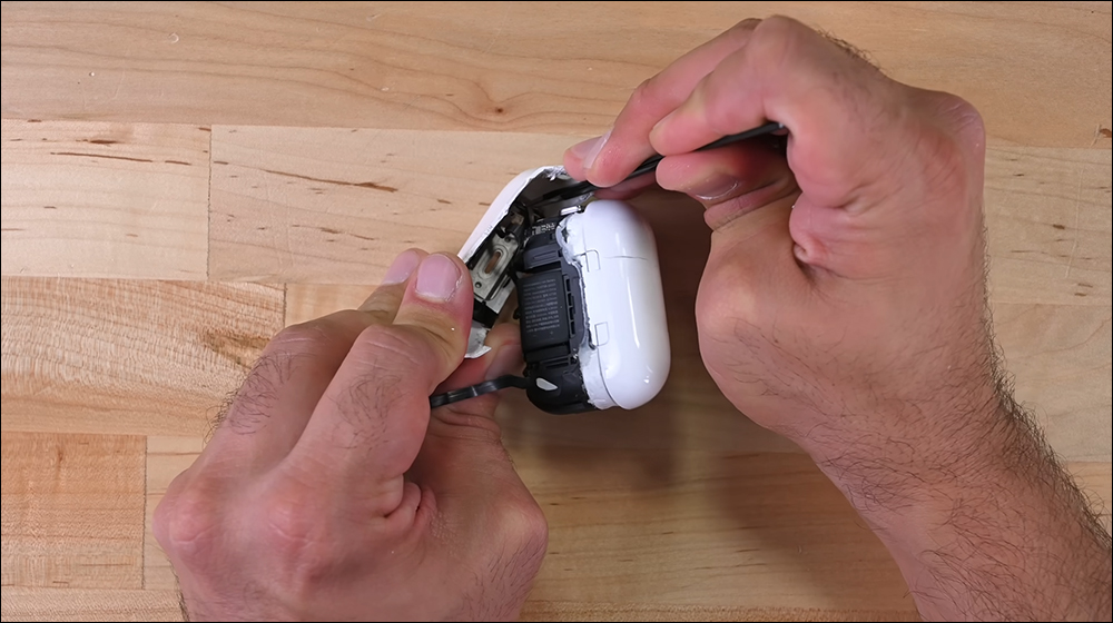 iFixit 拆解 AirPods Pro 2 耳機:幾乎無法修復 - 電腦王阿達 iFixit 拆解 AirPods Pro 2 耳機:幾乎無法修復 - 電腦王阿達