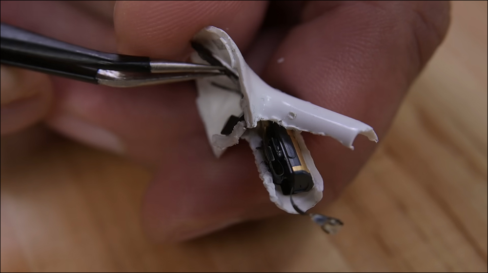 iFixit 拆解 AirPods Pro 2 耳機:幾乎無法修復 - 電腦王阿達 iFixit 拆解 AirPods Pro 2 耳機:幾乎無法修復 - 電腦王阿達