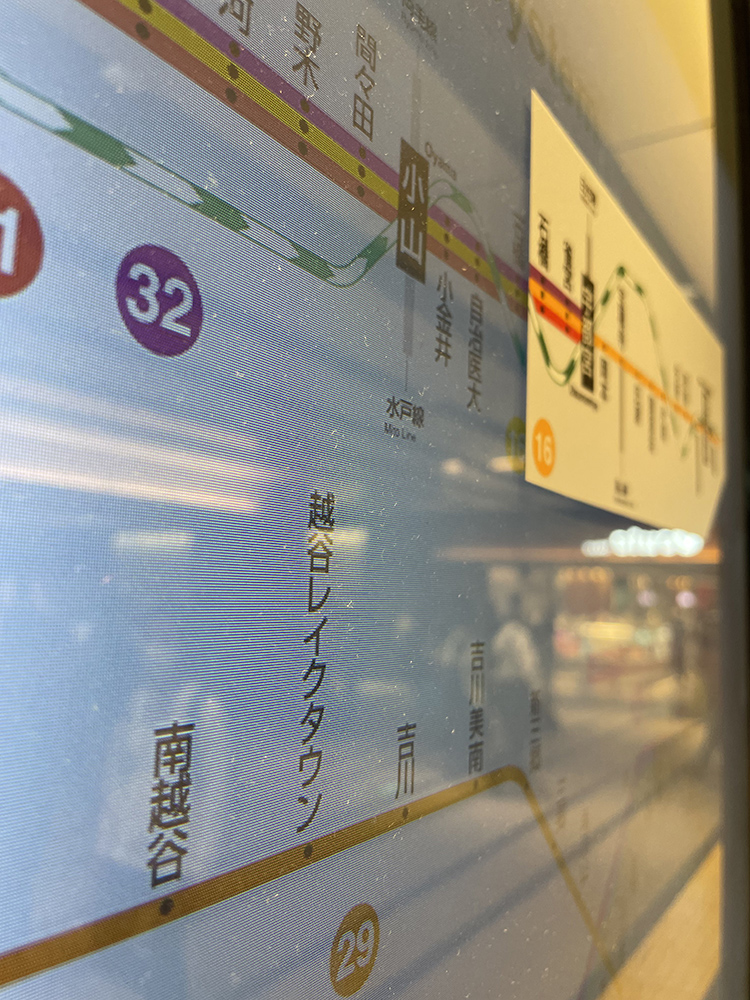 東京車站趣事,明明是用螢幕顯示東京近郊路線圖,車站人員卻用貼紙來更正 - 電腦王阿達 東京車站趣事,明明是用螢幕顯示東京近郊路線圖,車站人員卻用貼紙來更正 - 電腦王阿達