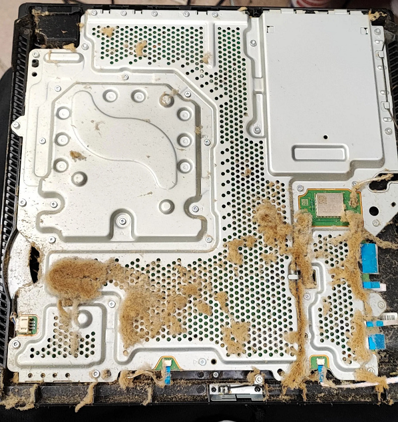 Netizens who are often entrusted to clean up the console share the tragic situation inside the PS4 console of an old smoker - Computer King Ada