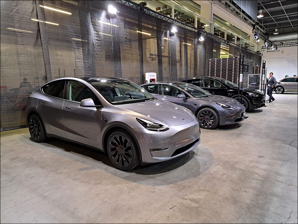 特斯拉 Tesla Model Y 「快銀」全新車色實車首度亮相 - 電腦王阿達