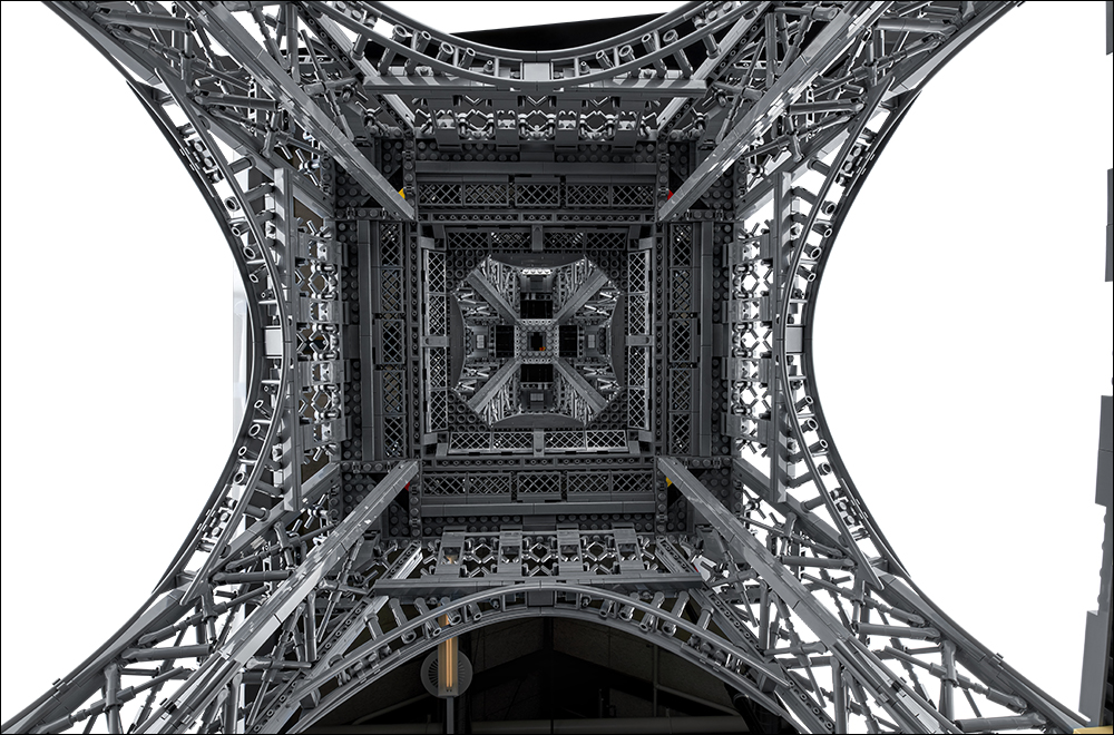 樂高 LEGO 推出全新「巴黎艾菲爾鐵塔」大型積木模型，以 10,001 個零件組成、高達 1.5 公尺 - 電腦王阿達