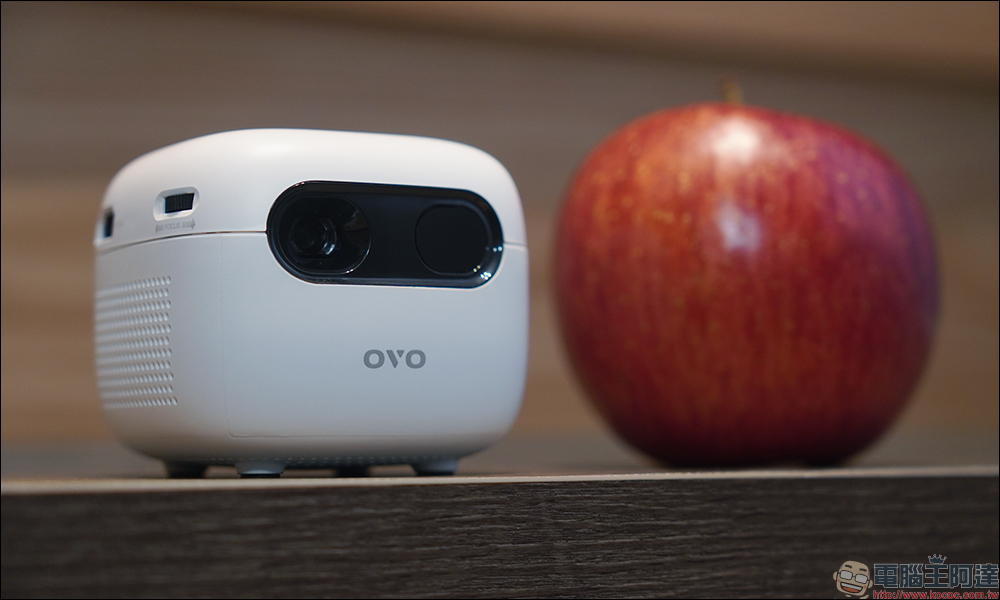 OVO U1 小蘋果智慧投影機開箱｜超可愛的隨身百吋劇院，支援 PD 快充、搭載 OVO TV OS - 電腦王阿達