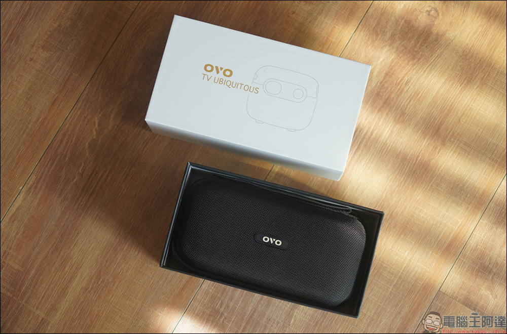 OVO U1 小蘋果智慧投影機開箱｜超可愛的隨身百吋劇院，支援 PD 快充、搭載 OVO TV OS - 電腦王阿達