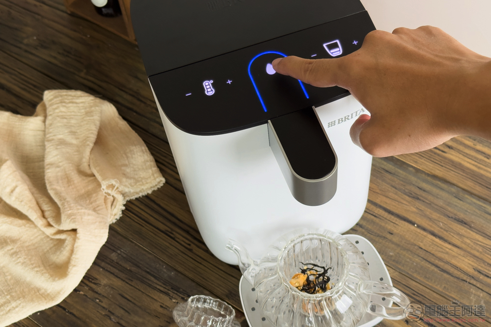 BRITA Model ONE 智能瞬熱 UVC 滅菌開飲機 開箱!4 重深層濾淨化、光觸滅菌、不鏽鋼厚膜瞬熱技術 輕鬆得到「你要的水」 - 電腦王阿達 BRITA Model ONE 智能瞬熱 UVC 滅菌開飲機 開箱!4 重深層濾淨化、光觸滅菌、不鏽鋼厚膜瞬熱技術 輕鬆得到「你要的水」 - 電腦王阿達