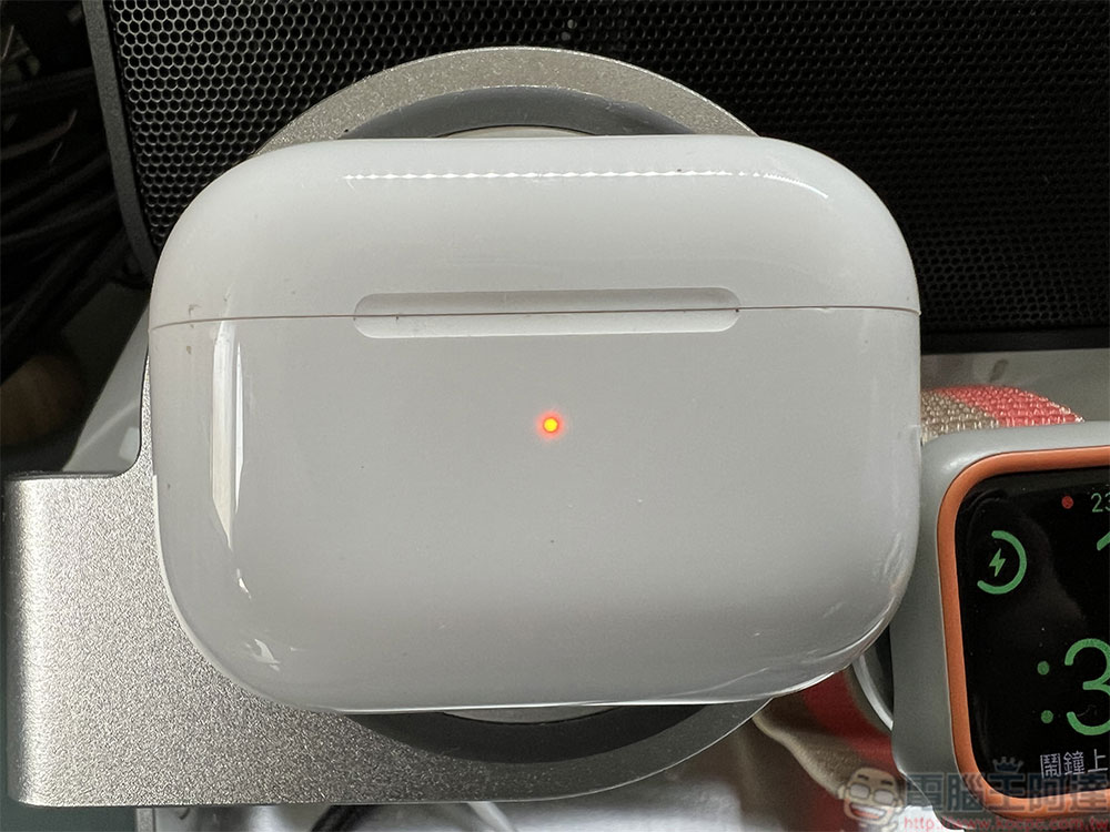 你知道 AirPods 充電盒燈號閃爍的含意嗎？紅白綠大不相同！ - 電腦王阿達