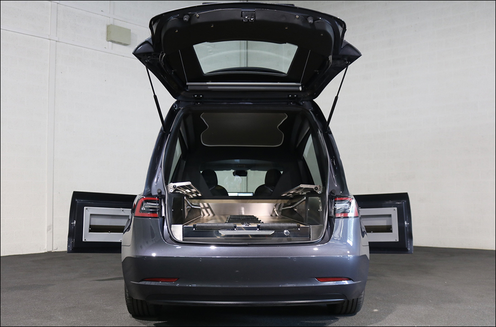 荷蘭改裝品牌 Derks 打造 Tesla Model 3 靈車版，「儀式感」滿分！一生只能躺著搭一次？ - 電腦王阿達