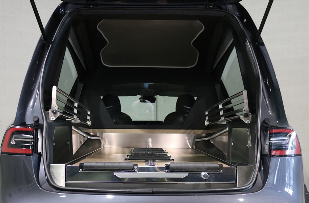 荷蘭改裝品牌 Derks 打造 Tesla Model 3 靈車版,「儀式感」滿分!一生只能躺著搭一次? - 電腦王阿達 荷蘭改裝品牌 Derks 打造 Tesla Model 3 靈車版,「儀式感」滿分!一生只能躺著搭一次? - 電腦王阿達