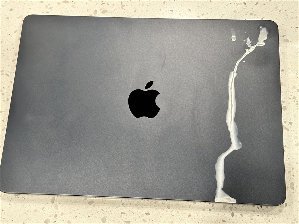 外媒分享 MacBook Air M2 的悲慘遭遇，背蓋因為這原因直接「被轉印」 - 電腦王阿達