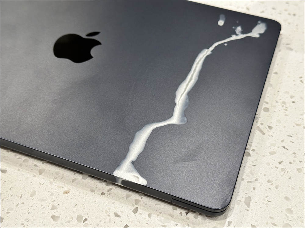 外媒分享 MacBook Air M2 的悲慘遭遇,背蓋因為這原因直接「被轉印」 - 電腦王阿達 外媒分享 MacBook Air M2 的悲慘遭遇,背蓋因為這原因直接「被轉印」 - 電腦王阿達