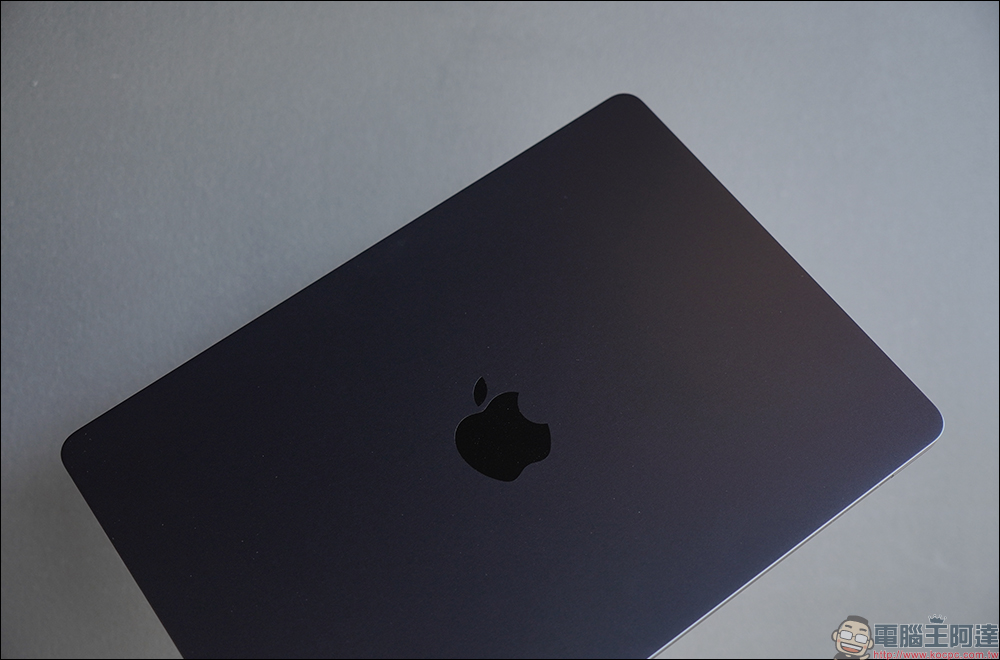 外媒分享 MacBook Air M2 的悲慘遭遇，背蓋因為這原因直接「被轉印」 - 電腦王阿達