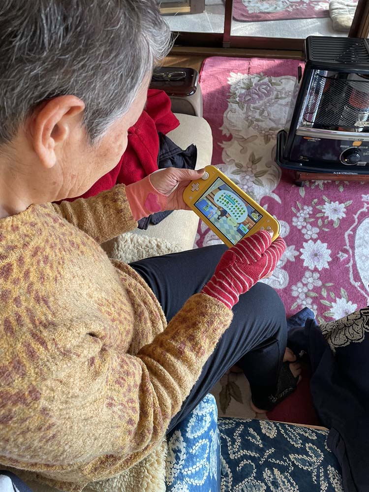 77 歲日本老奶奶玩了一年《動物森友會》，手寫出 20 頁的攻略本 - 電腦王阿達