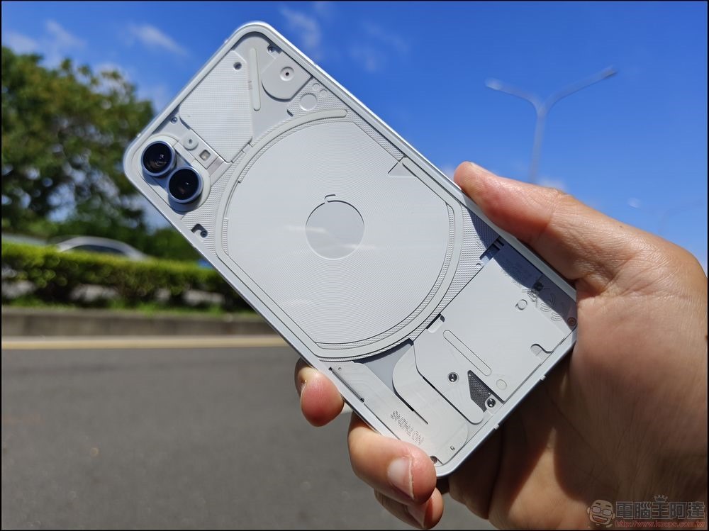 國外玩家改造透明背蓋版 iPhone 14 Pro Max - 電腦王阿達 國外玩家改造透明背蓋版 iPhone 14 Pro Max - 電腦王阿達