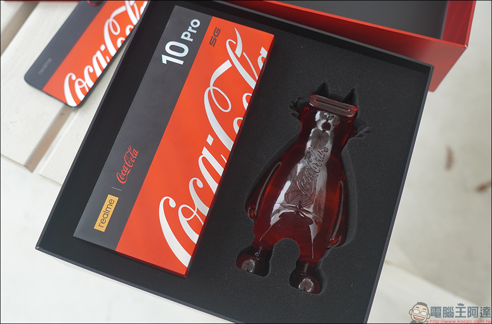 最受歡迎快樂水!realme 10 Pro 可口可樂聯名限定版 Coca-Cola Edition 動眼看, realmeow 限定公仔同步亮相! - 電腦王阿達 最受歡迎快樂水!realme 10 Pro 可口可樂聯名限定版 Coca-Cola Edition 動眼看, realmeow 限定公仔同步亮相! - 電腦王阿達